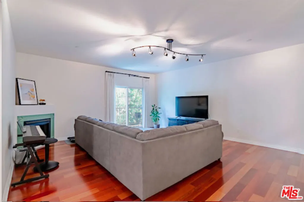 956 S Wilton Place 305, Los Angeles, California 90019 home-pic-3